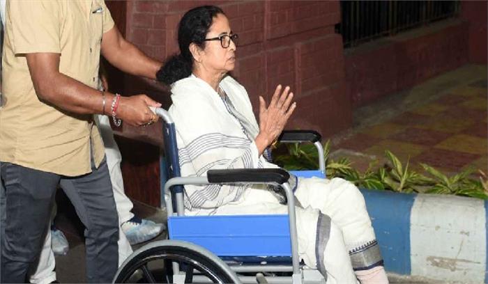 बंगाल चुनाव: घायल ममता बनर्जी का व्हीलचेयर रोड शो, घोषणापत्र पर भी है नजर