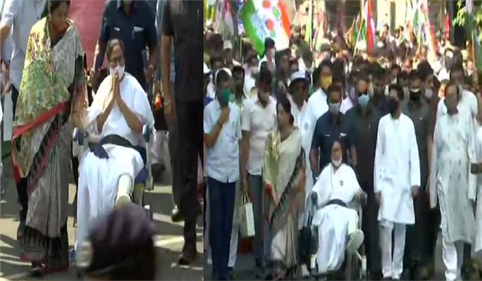 बंगाल चुनाव: व्हीलचेयर पर ममता बनर्जी का रोड शो हुआ शुरु