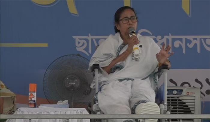 बाहुबल के दम पर चुनाव जीतना चाहती है बीजेपी: ममता बनर्जी बाहुबल के दम पर चुनाव जीतना चाहती है बीजेपी: ममता बनर्जी