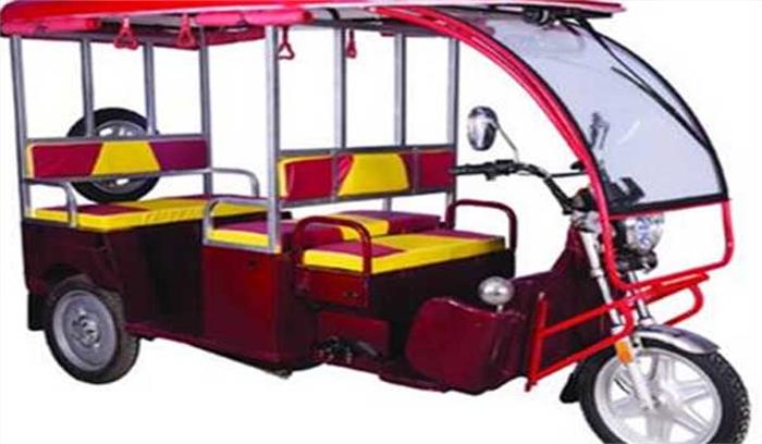 बंगाल सरकार बेराजगार युवकों को ई-रिक्शा बांटेगी