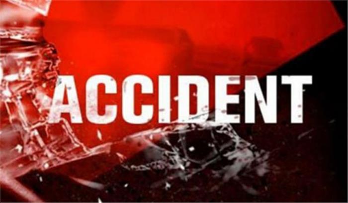 सड़क दुर्घटना में पुलिसकर्मी समेत चार लोगों की मौत