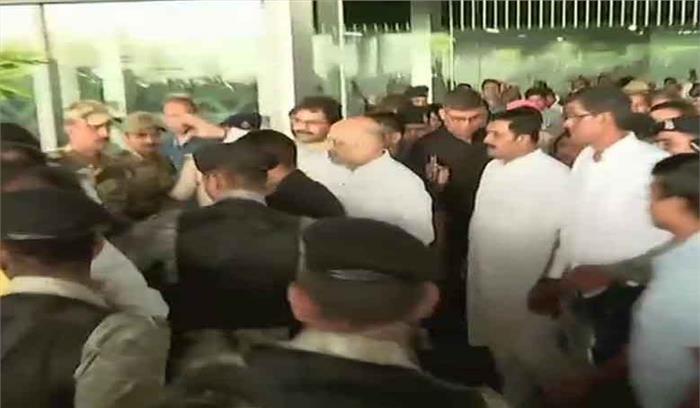 पश्चिम बंगाल युवा कांग्रेस के कार्यकर्ताओं ने अमित शाह को दिखाए काले झंडे पश्चिम बंगाल युवा कांग्रेस के कार्यकर्ताओं ने अमित शाह को दिखाए काले झंडे