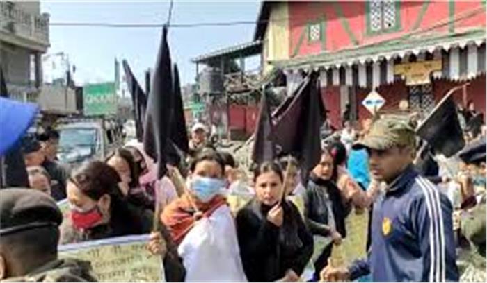 दिलीप घोष और अर्जुन सिंह को दार्जिलिंग में दिखाए गए काले झंडे