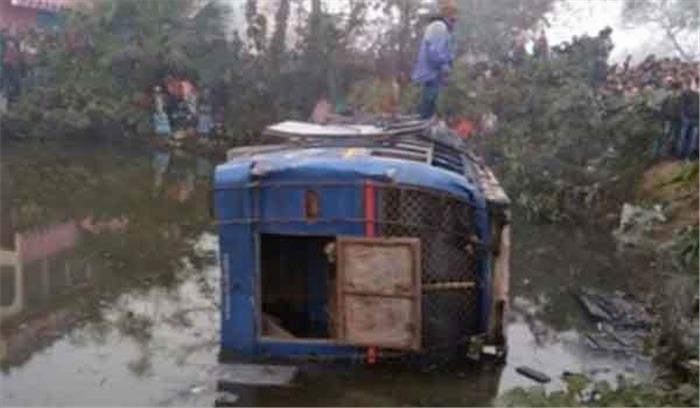 पश्चिम बंगाल में बस के नहर में गिरने से आठ की मौत, 14 घायल
