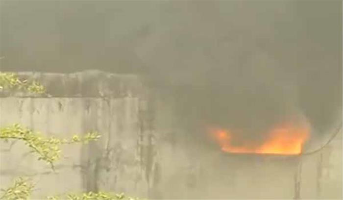 कोलकाता: रबड़ कारखाने में लगी भीषण आग, कोई हताहत नहीं