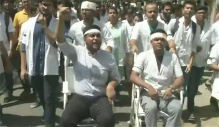 डॉक्टरों की हड़ताल से मरीजों पर संकट, एम्स के बाहर जमा हुई भीड़