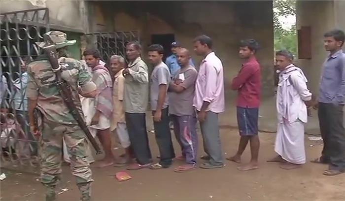 पश्चिम बंगाल में त्रिस्तरीय पंचायत चुनाव के लिए मतदान जारी