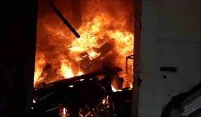 कोलकाता में प्लास्टिक कारखाने में लगी आग