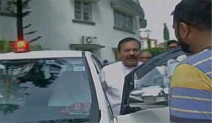 बंगाल: लालबत्ती लगी गाड़ी का इस्तेमाल करने पर घिरे बिस्वास