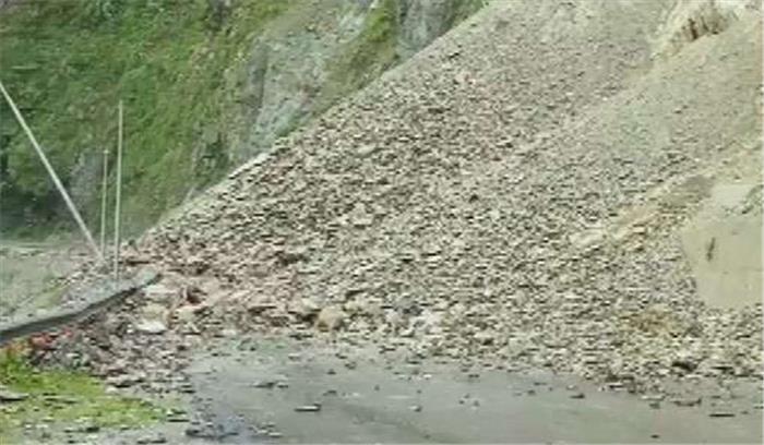 दार्जिलिंग में भारी बारिश से भूस्खलन दार्जिलिंग में भारी बारिश से भूस्खलन