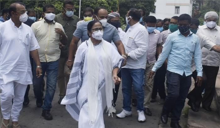 ममता बनर्जी ने सीबीआई के कोलकाता कार्यालय में धरना शुरू किया