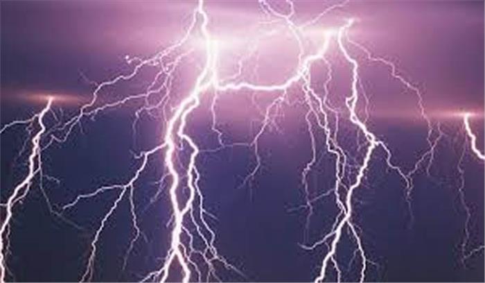 नाव पर गिरी बिजली दो मछुआरों की मौत, तीन झुलसे