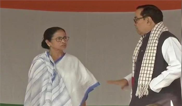 सीएम ममता का धरना जारी, सपा नेता किरणमय नंदा प्रदर्शन में शामिल