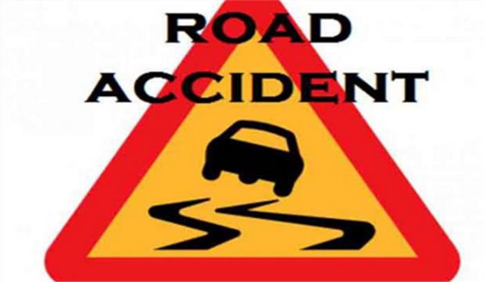 पं. बंगाल: कार के पेड़ से टकराने से चार लोगों की मौत