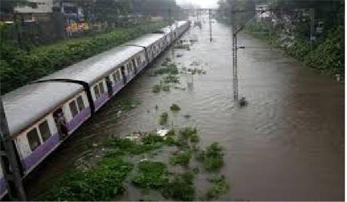  भारी बारिश के कारण रेलसेवा प्रभावित