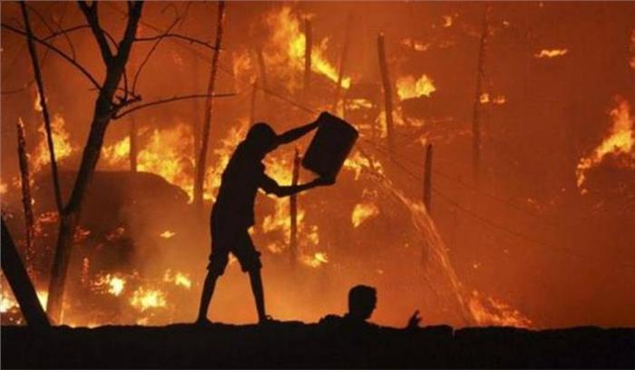 दिल्ली में भीषण आग लगने से 250 झुग्गियां खाक, 1 महिला घायल