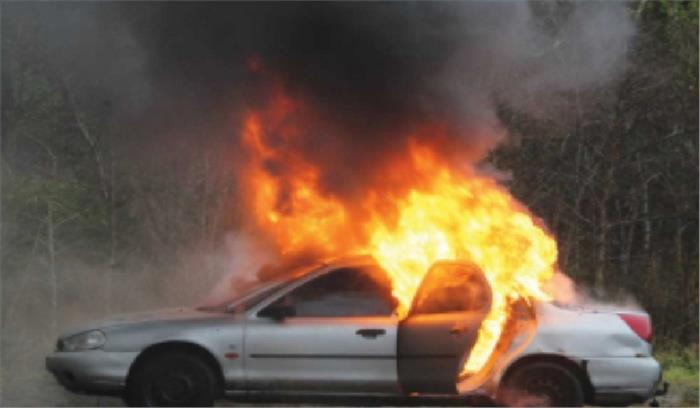 दिल्ली में चलती कार में लगी भीषण आग, व्यक्ति की मौत