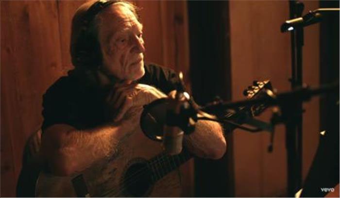 गायक विली नेल्सन फ्रैंक सिनात्रा को समर्पित अपना एल्बम सिंतबर में करेंगे रिलीज