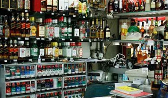 महिलाओं ने शराब की दुकान में की तोड़फोड़
