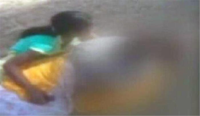 पेड़ काटने से रोकने पर महिला को जिंदा जलाया