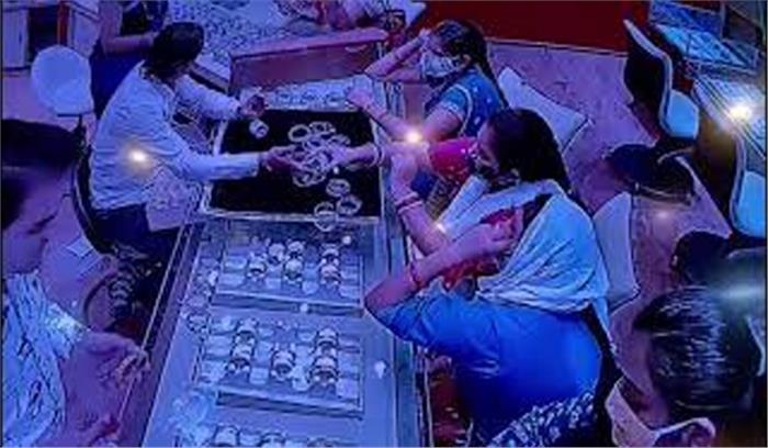 बातों में उलझाकर महिलाओं ने किए थे सोने के कंगन पार