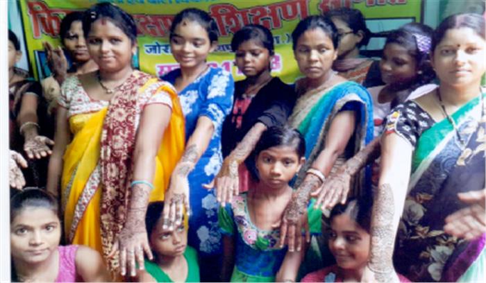 महिलाओं-बालिकाओं को सिलाई व मेहंदी का प्रशिक्षण