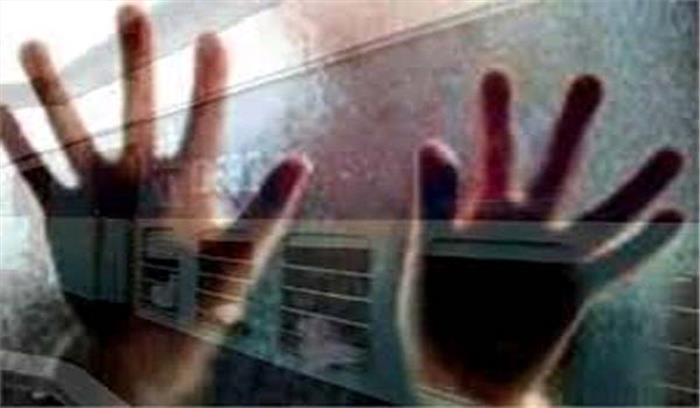 महिला से चलती ट्रेन में सामूहिक दुष्कर्म​​​​​​​