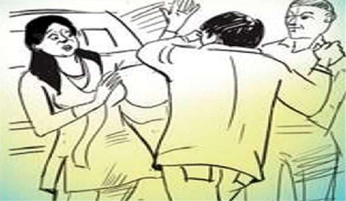 महिला सफाई कर्मियों के साथ ठेकेदार ने की बदसलूकी