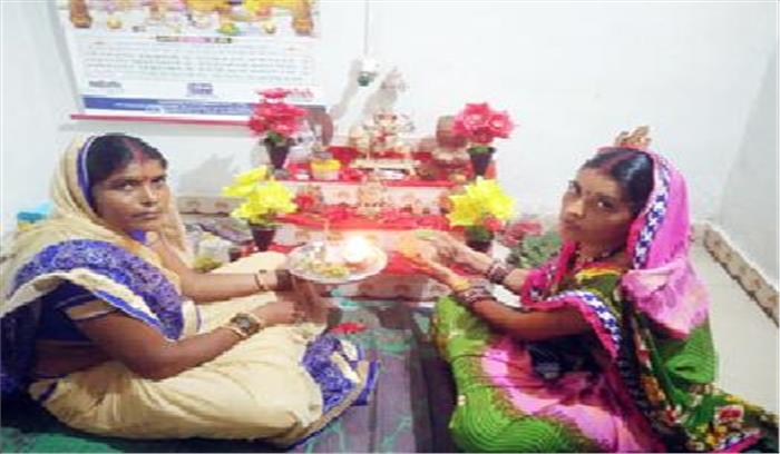 महिलाओं ने रखा निर्जला व्रत