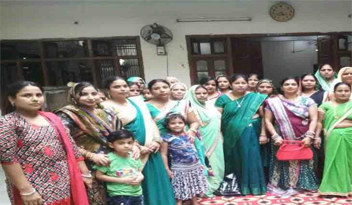 महिलाओं ने सावन के गीत गाए