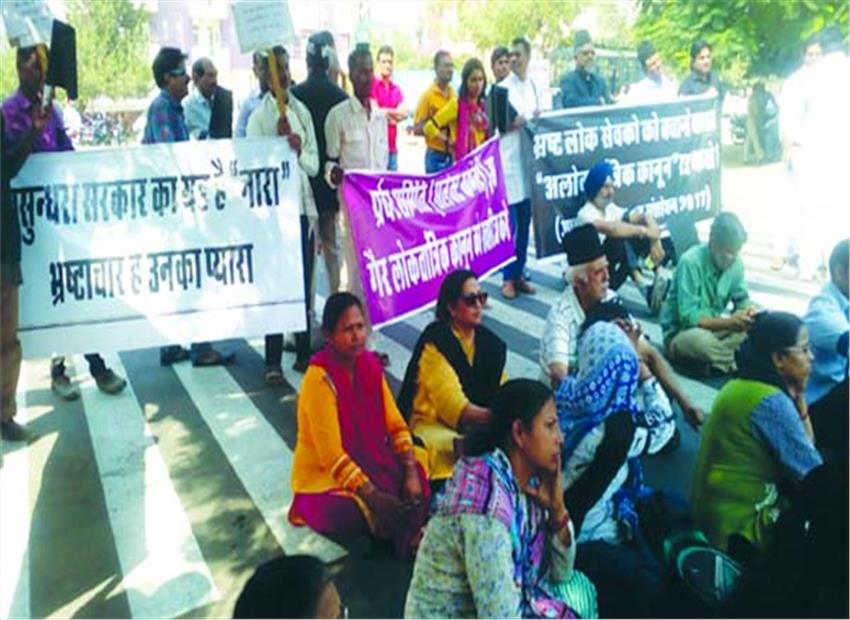 महिलाओं ने बदन पर पत्तियां लगाकर किया योग