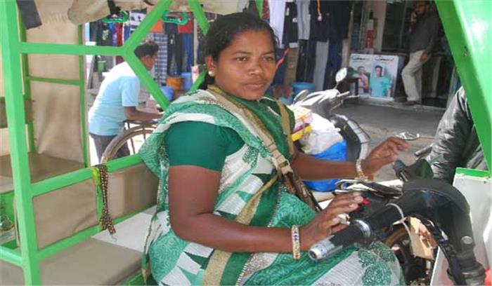 ई-रिक्शा के जरिए गरीब महिलाओं ने सीखा जीवन जीने का नया तरीका