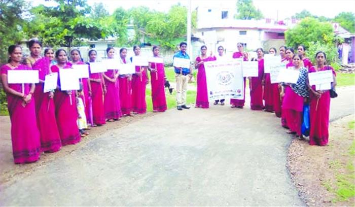 आंगनबाड़ी केन्द्र में स्तनपान एवं नियमित टीकाकरण का आयोजन