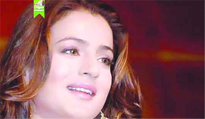 महिलाएं बना सकती हैं दुनिया को बेहतर : अमीषा पटेल