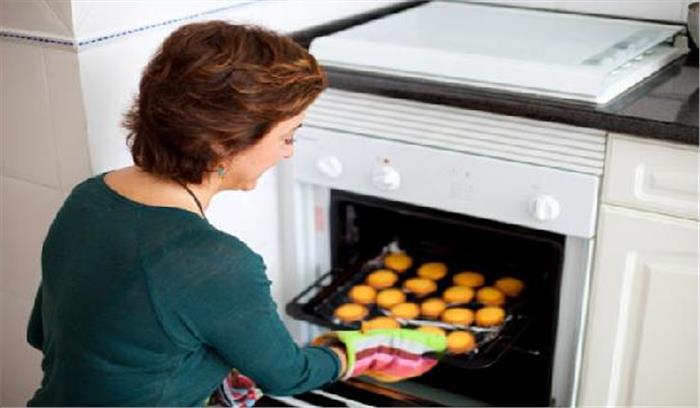 महिलाओं को मेकअप व माइक्रोवेव कुकिंग ट्रेनिंग