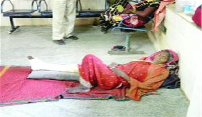 प्लास्टर खुलवाने दो दिन से महिला सिम्स परिसर में पड़ी