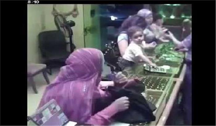 पलक झपकते महिलाओं ने गायब किया चार लाख का सोना