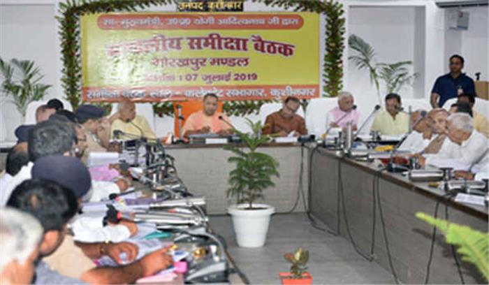 काम के प्रति लापरवाही बरतने वालों पर की जाएगी सख्त कार्रवाई : योगी