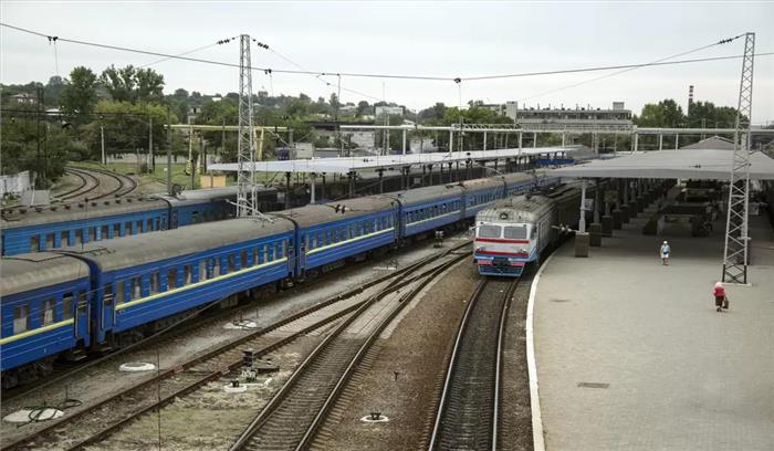 शताब्दी से एलसीडी हटाये तो किराया भी घटाओ: कार्यकर्ता