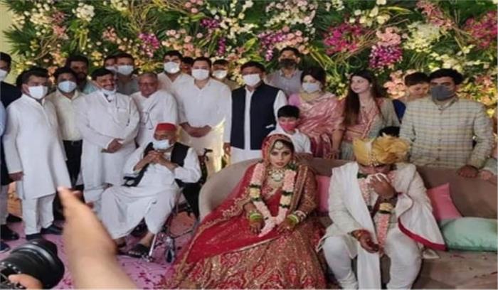 मतभेदों के बावजूद एक साथ आया यादव परिवार