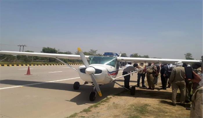 यमुना एक्सप्रेस वे पर हुई विमान की इमरजेंसी लैंडिंग, दोनों पायलट सुरक्षित