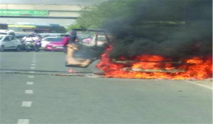 यमुना एक्सप्रेस-वे पर चलती मिनी बस में लगी आग 