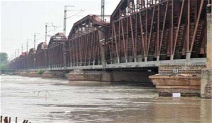 दिल्ली में खतरे के निशान के पास बह रही है यमुना