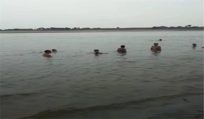 यमुना नदी में डुबकी लगाने गई चार लड़कियां बहीं, 2 के शव बरामद