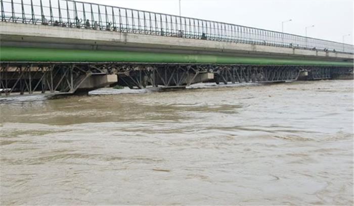 दिल्ली में भारी बारिश,खतरे के निशान पर यमुना 