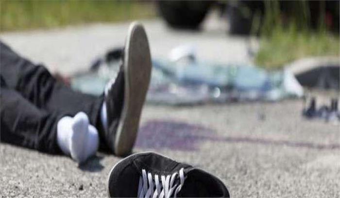 बस और मोटरसाइकिल में टक्कर ,चार की मौत