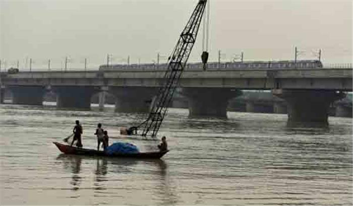 खतरे के निशान के पार बह रही यमुना