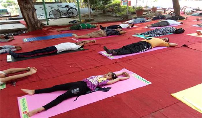 विश्व हृदय रोग दिवस के अवसर पर लोगो को दिया योग का प्रशिक्षण