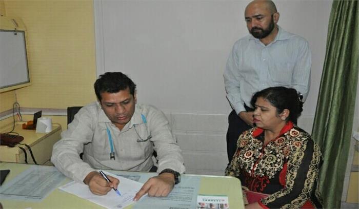 घुटने के दर्द से छुटकारे पर लगा चिकित्सा शिविर