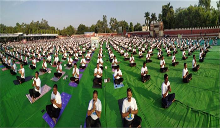 योग दिवस पर झांसी में सोशल मीडिया के सहारे चला योगाभ्यास